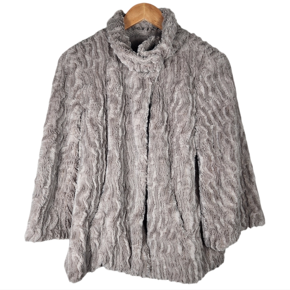 Collection Eighteen Women's M/L Gray Faux Fur Cape Poncho Snap Front Jacket Wrap